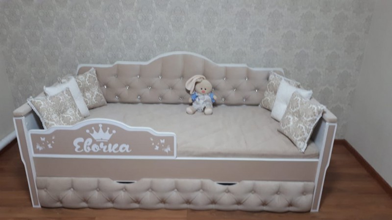 Кровать диван для девочки с мягкой спинкой